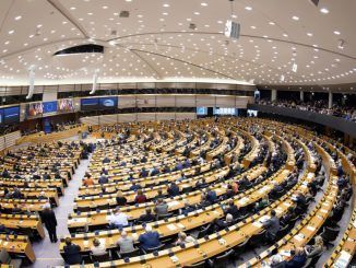 La UE ya tiene su primer marco para regular la IA: nada de reconocimiento facial y más transparencia para ChatGPT