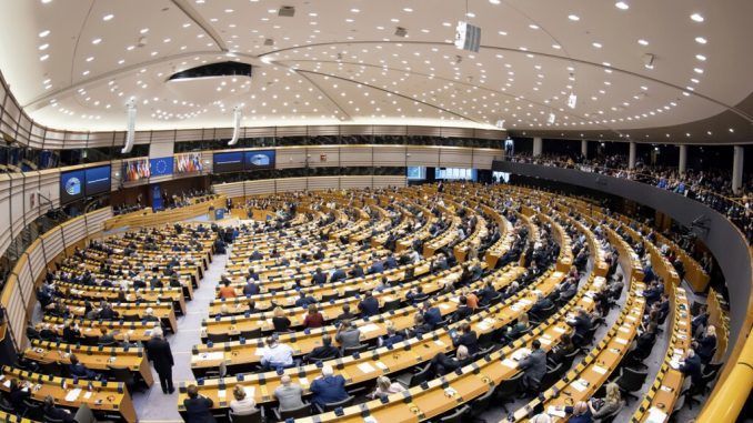 La UE ya tiene su primer marco para regular la IA: nada de reconocimiento facial y más transparencia para ChatGPT