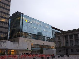 Tras los despidos masivos, Microsoft carga de nuevo: congela los salarios a los trabajadores a tiempo completo