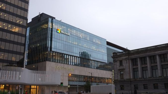 Tras los despidos masivos, Microsoft carga de nuevo: congela los salarios a los trabajadores a tiempo completo
