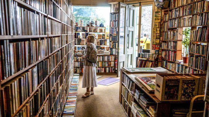 La tecnología que se negó a morir: cómo el libro físico ha resistido y salido más fuerte de la revolución digital