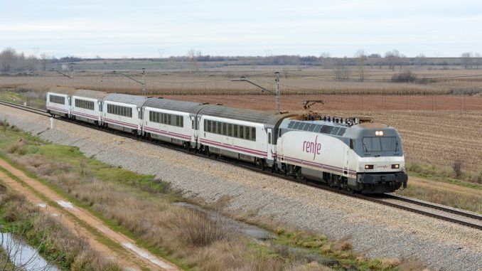 Medio año después, Renfe sigue teniendo un problema con los abonos gratuitos y los trenes completos